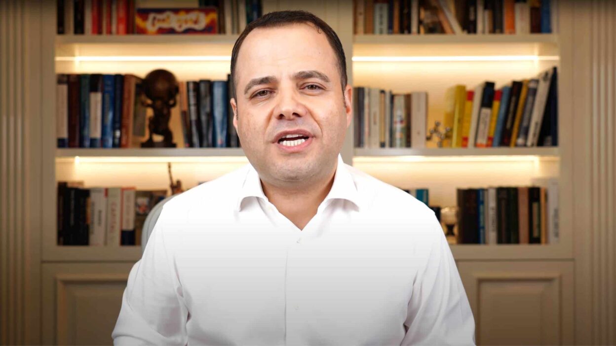 Özgür Demirtaş Kimdir