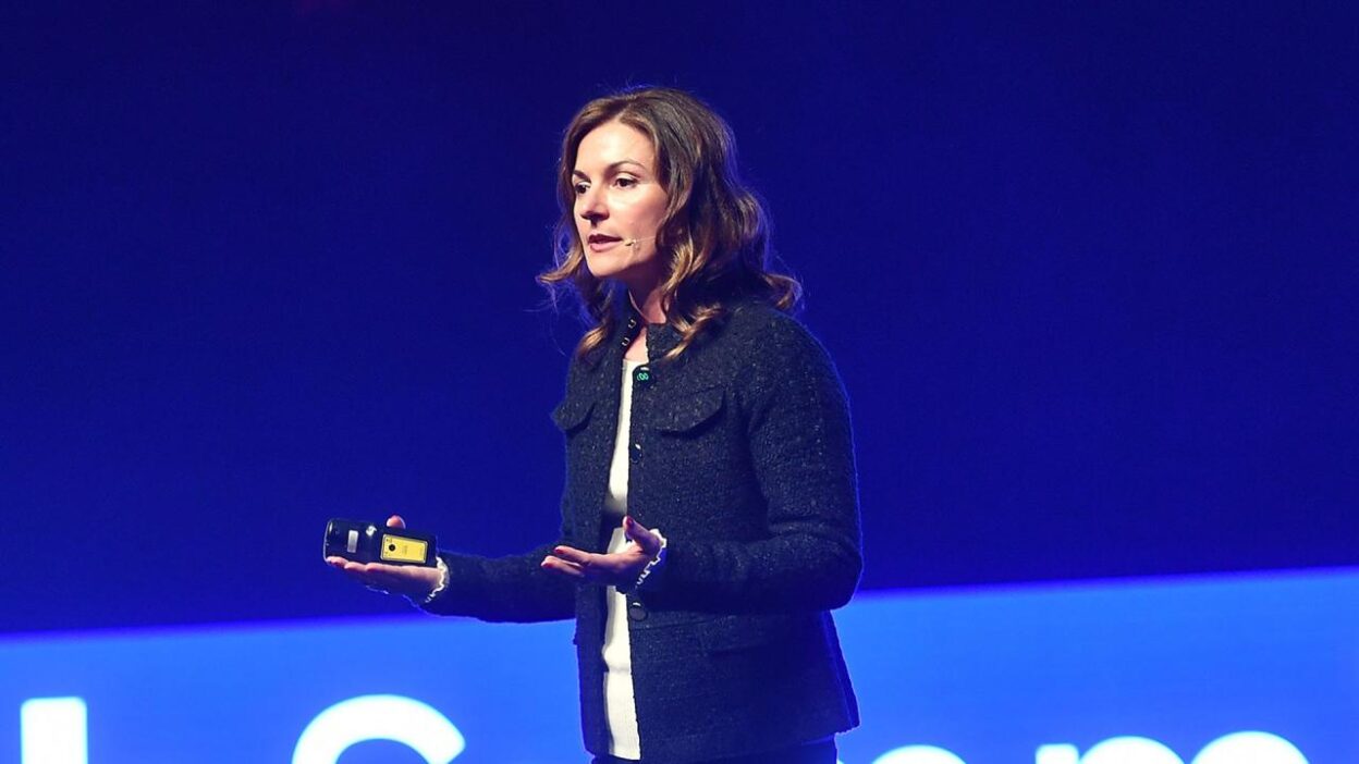 Feryal Özel Kimdir
