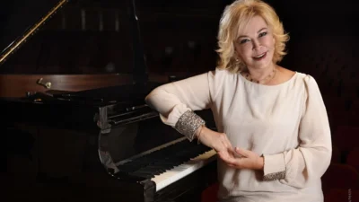 Gülsin Onay Kimdir