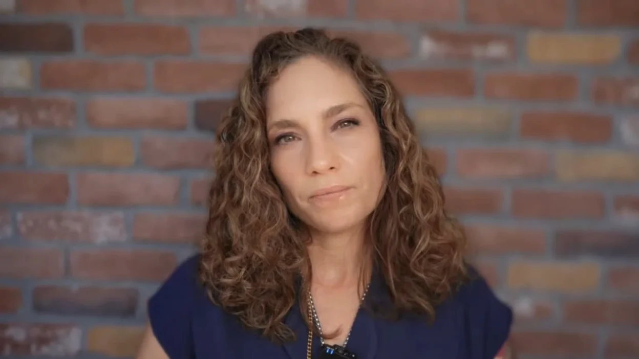 Nevşin Mengü Kimdir